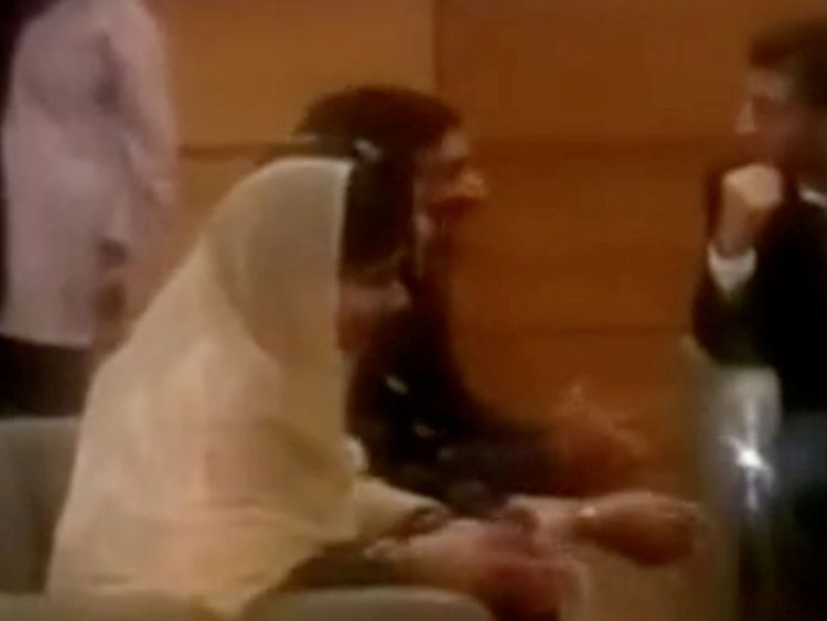  Malala Yousafzai est assise avec sa famille dans un salon VIP de l'aéroport d'Islamabad 