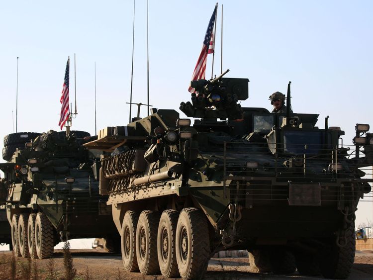  des véhicules blindés des forces américaines près de Manbij 