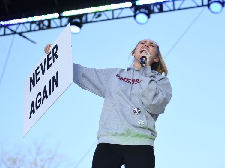  Miley Cy Miley Cyrus chante pendant le rassemblement de mars pour Our Lives à Washington, DC </span><br />
      </figcaption></figure>
</div>
<p> Catherine Wilson, qui a perdu sa soeur Mhairi à Dunblane, aussi a pris part à l'événement, en lisant son poème Pour Parkland / The Public I. </p>
<div class=