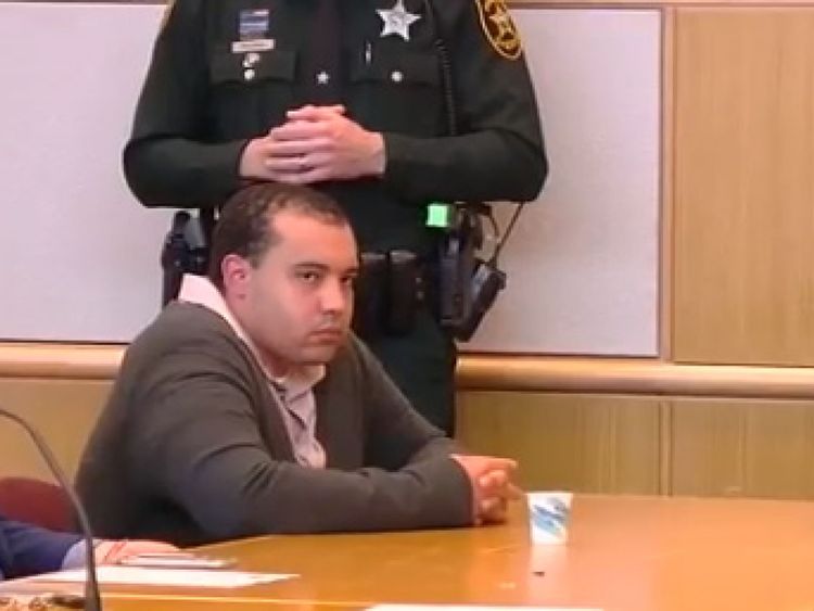  Marco Parilla. Parilla a été reconnu coupable du meurtre d'un policier Pic: ABC Action News </span><br />
      </figcaption>
</figure>
</div>
<p> Il a dit: "Le sentiment de voir la famille leur enlever cette justice et le faux verdict, »</p>
<p>« C'était vraiment dommage de mettre la famille à travers ça, de mettre toutes les parties à travers ça. »</p>
<p> Le juge du Circuit Pinellas, Joseph Bulone, a ordonné aux jurés de remplir le formulaire correctement </p>
<p> Dans la dernière section du formulaire, les jurés devaient cocher «oui» ou «non» pour la déclaration suivante: «Nous, le jury, constatons à l'unanimité que Marco Parilla devrait être condamné à mort.» </p>
<p> Les jurés avaient accidentellement coché «oui» la première fois. </p>
<p> Sous les boîtes était une phrase qui indiquait au jury d'écrire le total de ses votes s'il avait coché «non». </p>
<p> Le contremaître du jury a également rempli cette section de façon incorrecte et a écrit deux votes à vie et 10 pour décès. </p>
<p> L'avocat général adjoint Bruce Bartlett et l'avocat de la défense Bjorn Brunvan ont dit que c'était la première fois qu'ils voyaient une mauvaise phrase annoncée dans une affaire capitale </p>
<p> M. Bartlett a dit qu'il croyait que le formulaire de verdict n'était pas assez clair pour les jurés. 19659003] Il ajouta: "Pendant un instant, tu es en quelque sorte" wow ", peut-être que nous avons fait quelque chose ici. </p>
<p>" Et puis une minute et demie plus tard, tout est enlevé. Et maintenant il y a des larmes. Pas des larmes de joie, mais des larmes de tristesse. "</p>
</p></div>
</pre>
		</div>

				<footer class=