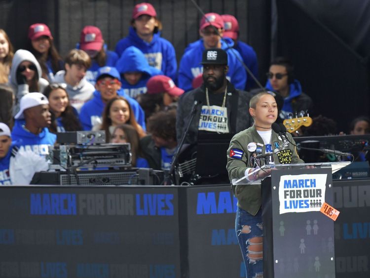  Emma Gonzalez, étudiante Marjory Stoneman Douglas High School, prend la parole lors du rassemblement "Our Lives" à Washington, DC 