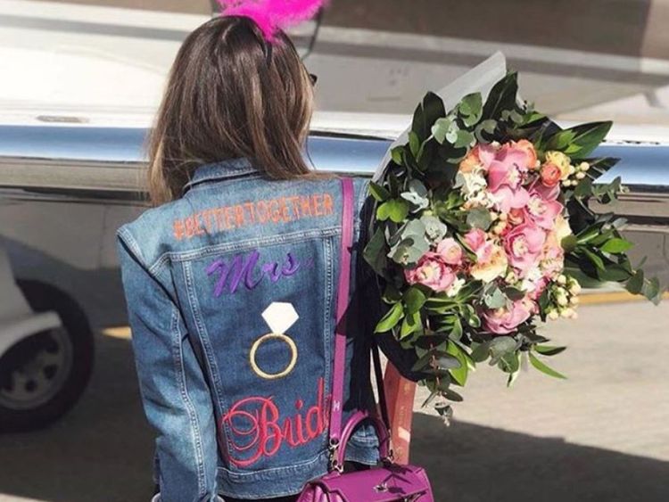  Mina Basaran portait une veste en jean spéciale pour sa mère 