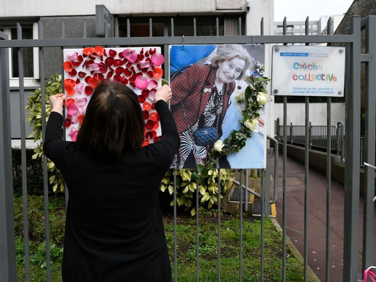  Des hommages ont été laissés à l'extérieur de l'immeuble où vivait Mme Knoll 