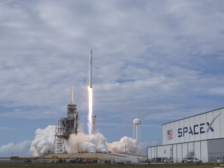  La fusée SpaceX Falcon 9, avec le vaisseau spatial Dragon à bord, est lancée depuis le pad 39A du Kennedy Space Center de la NASA à Cape Canaveral, en Floride, le samedi 3 juin 2017. Dragon porte la plupart des 6 000 livres de recherche scientifique, de fournitures d'équipage et de matériel à la Station spatiale internationale à l'appui des membres d'équipage Expedition 52 et 53. Le tronc non pressurisé de l'engin spatial transportera également des panneaux solaires, des outils pour l'observation de la Terre et du matériel pour étudier les étoiles à neutrons. Ce sera le 100ème lancement, et le sixième lancement de SpaceX, à partir de ce pad. Les lancements précédents incluent 11 vols d'Apollo, le lancement du skylab sans pilote en 1973, 82 vols de navette et cinq lancements de SpaceX. Crédit photo: (NASA / Bill Ingalls) 