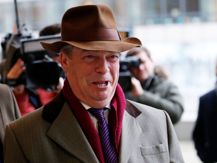  Nigel Farage arrive pour une réunion avec le négociateur en chef du Brexit de l'Union européenne Michel Barnier à Bruxelles 