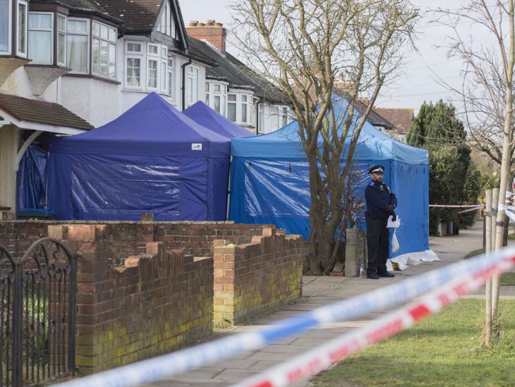  Police à l'extérieur d'une maison à New Malden qui a été bouclée après un homme d'affaires russe Nikolai Glushkov, un ami proche du critique Poutine Boris Berezovsky , a été retrouvé mort 