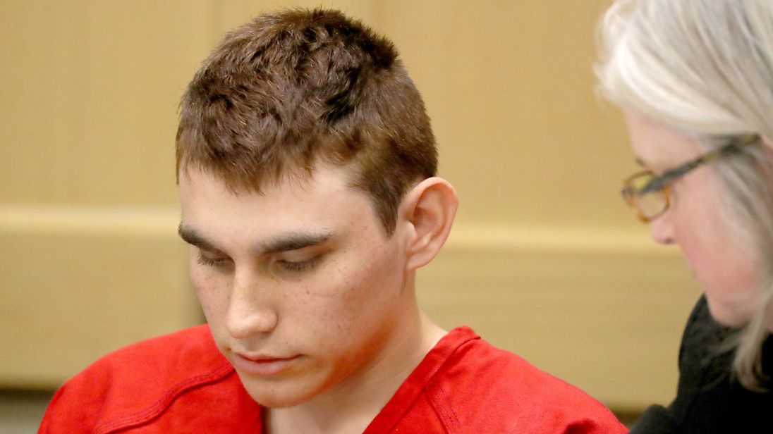  Nikolas Cruz garda la tête baissée pendant l'audience. un tribunal à Fort Lauderdale 