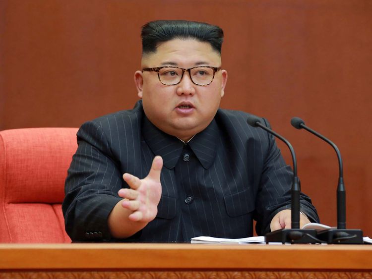  Kim Jong Un parle aux fonctionnaires des Travailleurs & # 39; Kim Jong Un devrait rencontrer M. Trump en mai </span><br />
      </figcaption></figure>
</div>
<p> Son point de vue est que les Présidents américains successifs se sont battus avec la question du programme nucléaire nord-coréen nulle part. </p>
<p> Et il a raison. Pendant dix ans, les pourparlers à six à Pékin ont cessé et ont recommencé et stoppés tandis que des diplomates tentaient de conclure un accord. </p>
<p> Le président Trump a calculé que cela pourrait valoir la peine de faire les choses différemment et les pourparlers entre leaders </p>
<div class=