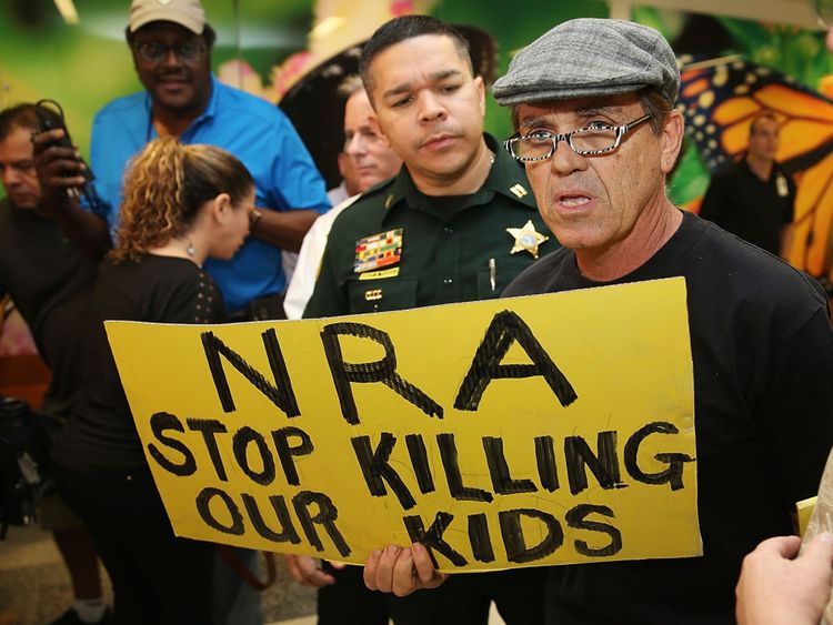  Un manifestant tient un panneau qui dit: «Arrêtez de tuer nos enfants». Après le massacre de Floride 