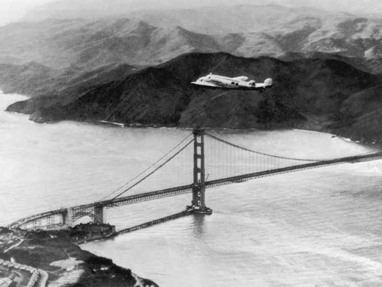  Lockheed Electra & Flying Laboratory, piloté par l'aviateur américaine Amelia Earhart (1898 - 1937) et Fred Noonan survole le Golden Gate à Oakland, en Californie, au début d'un vol autour du monde prévu, 17 mars 1937. Le voyage devait être abandonné après l'écrasement de l'avion à Hawaï 