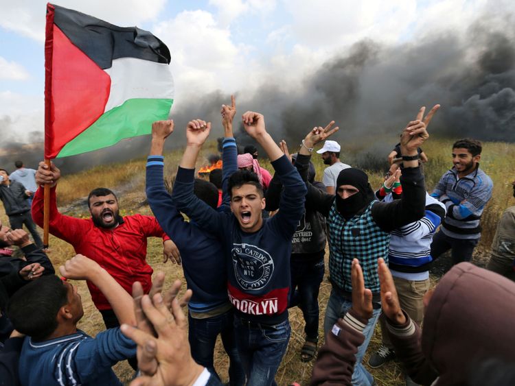  Les Palestiniens crient lors d'affrontements avec les troupes israéliennes 