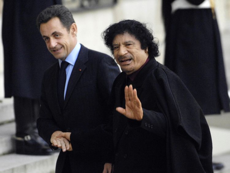  Nicolas Sarkozy (L ) salue le leader libyen Mouammar Kadhafi en 2007 à Paris 