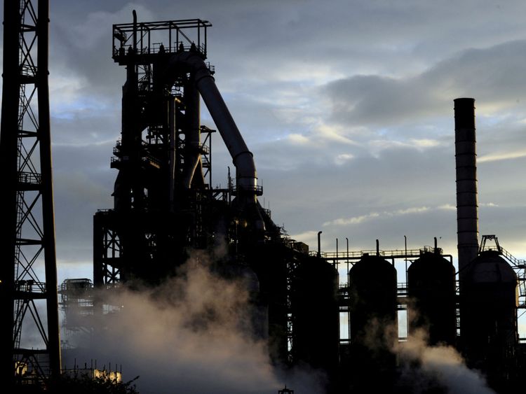 Les hauts fourneaux de l'usine de Tata Steel au coucher du soleil à Port Talbot 25/10/2016 