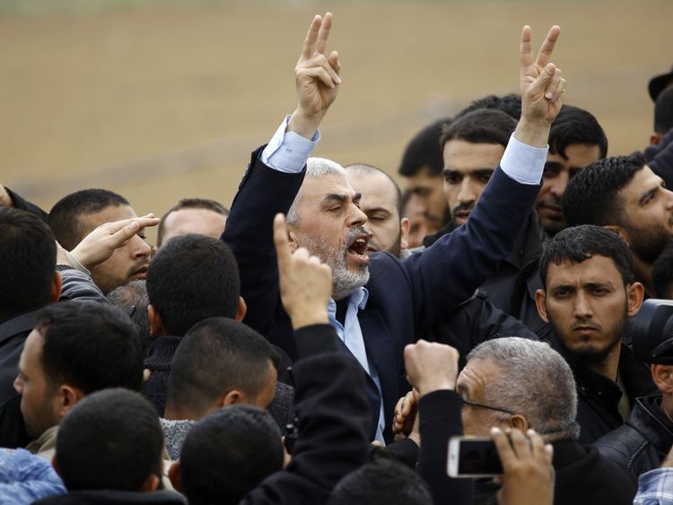  Le leader du mouvement islamiste Hamas Yahya Sinwar (C) crie des slogans pendant la manifestation 