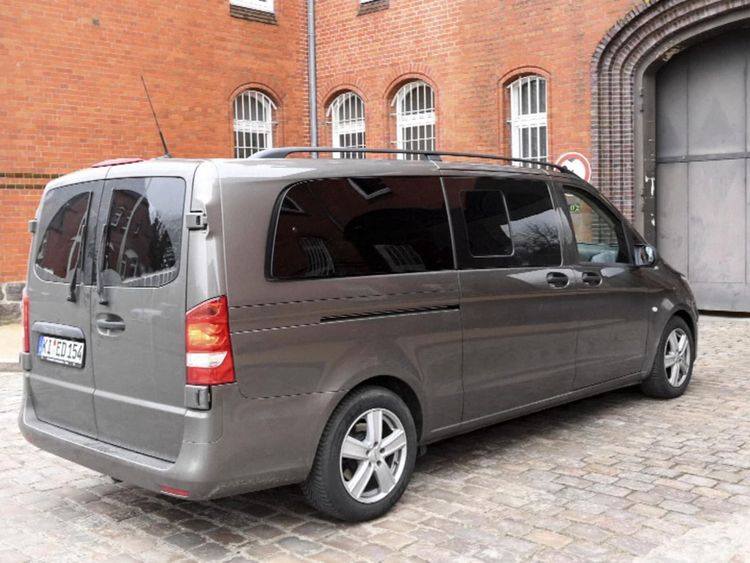  Une camionnette censée transporter Carles Puigdemont a été filmée en arrivant au poste de police 