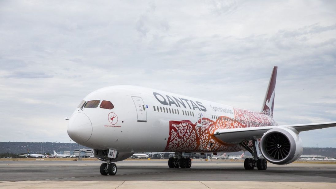  Le Qantas Dreamliner 787 est maintenant en vol direct entre Perth et Londres, prenant environ 17 heures. Pic: Qantas 