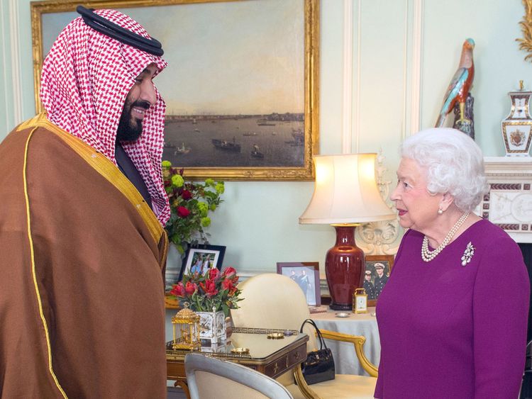  La reine Elizabeth II salue Mohammed bin Salman, prince héritier d'Arabie saoudite, lors d'une audience privée au palais de Buckingham 