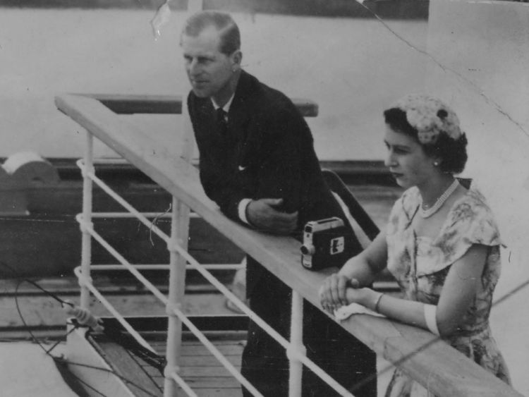  Décembre 1953: La reine et le prince Philip scrutent les balustrades de la SS Gothique Décembre 1953: La reine et le prince Philip jettent un coup d'œil sur les balustrades du SS gothique dans le canal de Panama pendant leur tournée du Commonwealth </span><br />
      </figcaption></figure>
</div>
<p> A demandé si elle pourrait élaborer sur le canal de Panama pendant la tournée du Commonwealth. La Baronne Ecosse a déclaré: «Non, non, non, je ne peux pas», avant d'ajouter: «En tant que Secrétaire générale du Commonwealth, je suis la servante de 53 pays, et les 53 dirigeants décident de le mandat va être puis le donner au secrétaire général. »</p>
<p> Le Commonwealth représente une population mondiale de près de 2,4 milliards de personnes. Tous les dirigeants des pays membres devraient assister à CHOGM à Londres le mois prochain. </p>
<p> Sous le thème «Vers un avenir commun», ils parleront d'une série de défis mondiaux en mettant l'accent sur des questions telles que la durabilité, En réfléchissant sur le climat politique actuel et l'importance de la réunion, Baroness Scotland a déclaré: "C'est une période troublante et troublante, et c'est un moment où nous avons vraiment besoin de nos amis. Nous avons besoin que les gens de bonne volonté se mettent ensemble et disent ce que nous allons faire … comment allons-nous nous assurer que nous avons un monde plus sûr, plus prospère, fondamentalement plus gentil? "</p>
<div class=