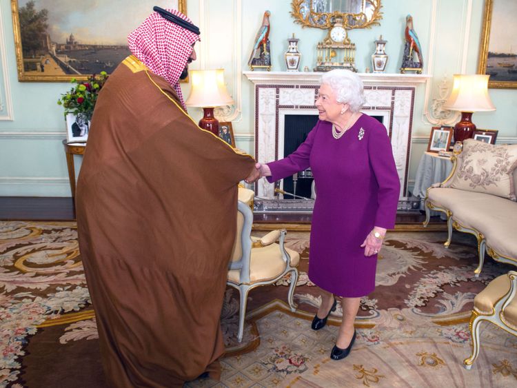  La Reine Elizabeth II salue Mohammed bin Salman, prince héritier d'Arabie saoudite 