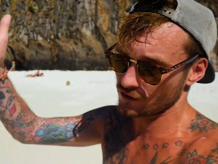  Adam dit que les gens jettent des sacs poubelles et ne pas avoir de respect 