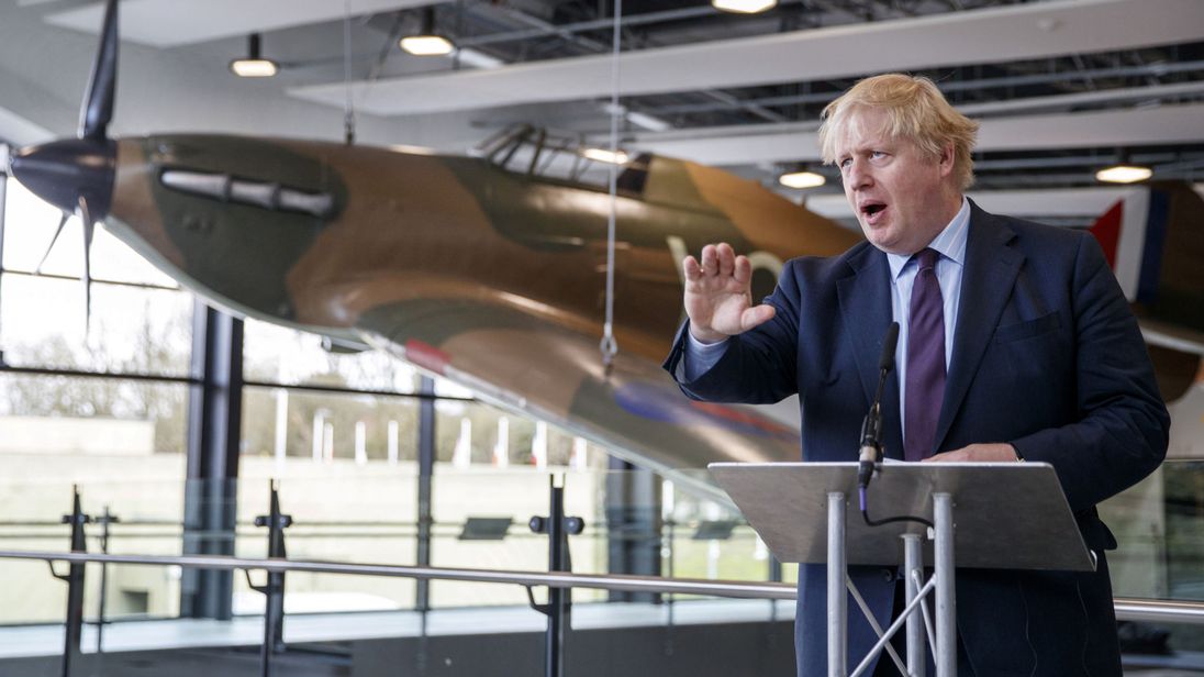  Le ministre britannique des Affaires étrangères, Boris Johnson, s'adresse aux médias lors d'une visite dans un bunker de la RAF Northolt à Uxbridge, en Grande-Bretagne, le 16 mars 2018. 