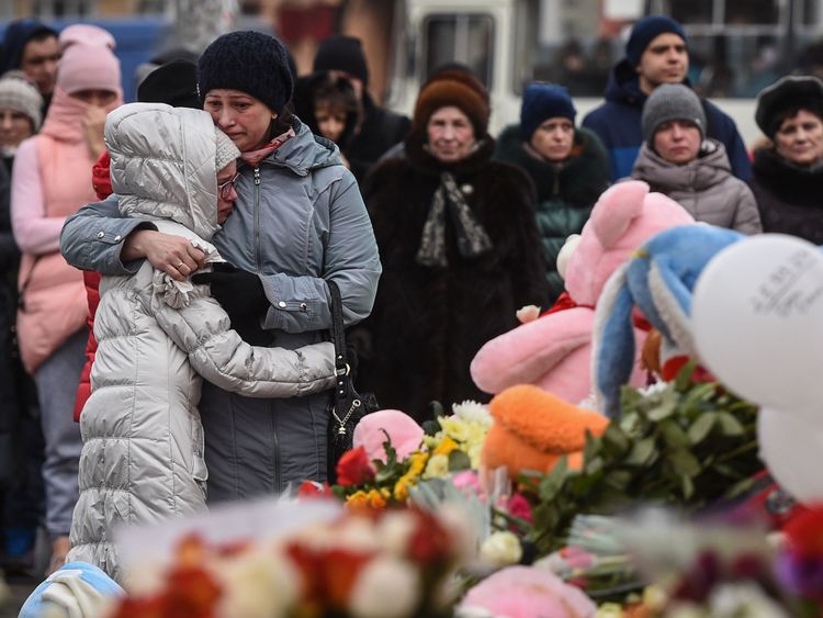  Des gens pleurent devant un mémorial improvisé à Kemerovo 
