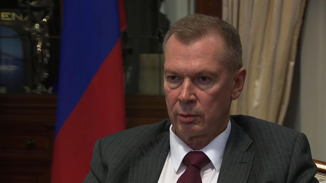  L'un des plus hauts diplomates russes a parlé à Sky News de l'empoisonnement de Salisbury. Alexander Shulgin est ambassadeur auprès des Pays-Bas et représentant de la Russie à l'OIAC (l'organisme de surveillance mondial des armes chimiques). 