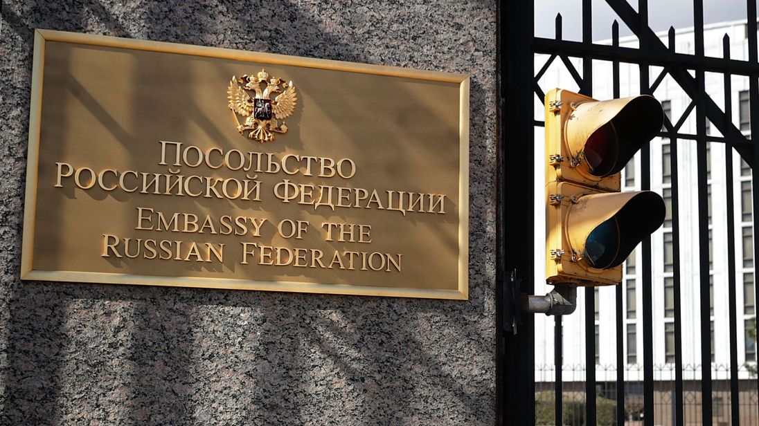  Le gouvernement des Etats-Unis a annoncé lundi qu'il expulserait 60 officiers de renseignement russes et ordonnerait au gouvernement russe de fermer son consulat à Seattle en réponse à la prétendue tentative de la Russie de assassiner un ancien espion vivant au Royaume-Uni 