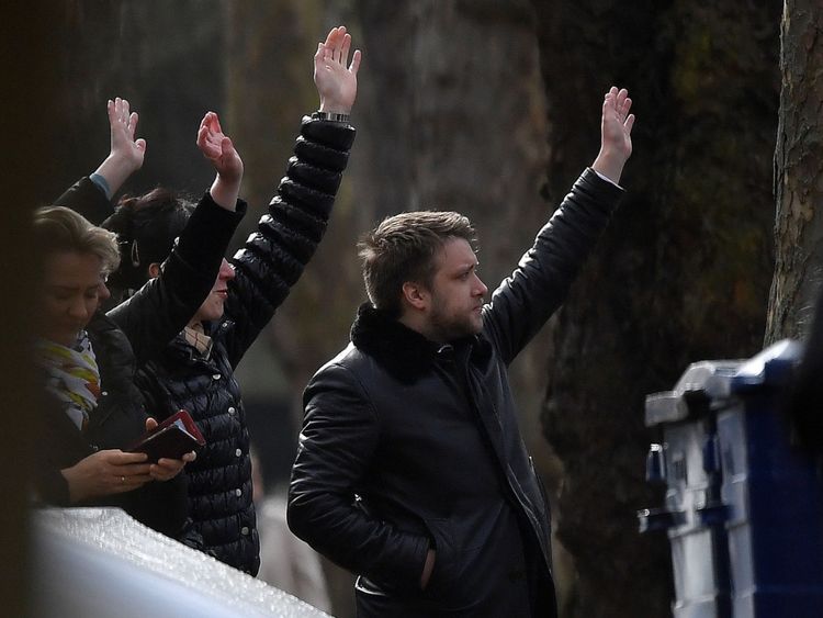  Le personnel de l'ambassade agite des collègues et des enfants à bord d'autobus devant l'ambassade de Russie à Londres 