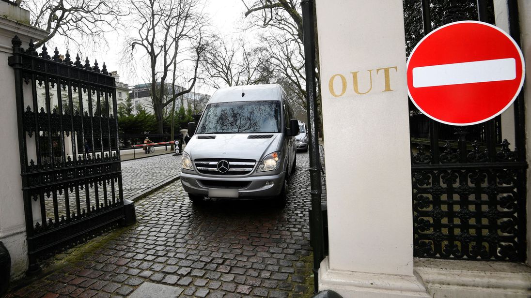  Un bus transportant le personnel de l'ambassade et des enfants quitte l'ambassade de Russie à Londres 