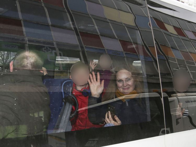  Les gens agitent la fenêtre après que leur camionnette portant des plaques diplomatiques ait quitté l'ambassade russe à Londres 