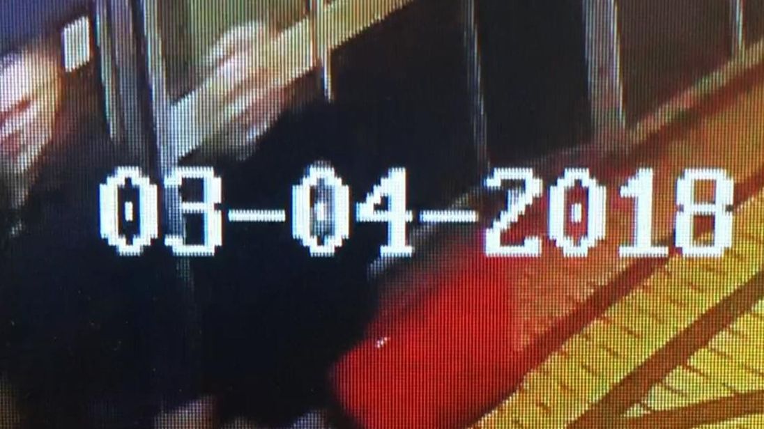  Des officiers spécialisés dans la lutte antiterroriste aident la police de Salisbury à enquêter sur un incident qui a laissé un homme russe échangé contre un «échange d'espions» et une femme gravement malade.

La police continue d'essayer d'établir quelle était la substance à laquelle Sergei Skripal, 66 ans, et une femme d'une trentaine d'années ont été exposées dans la ville de Wiltshire ce week-end. 