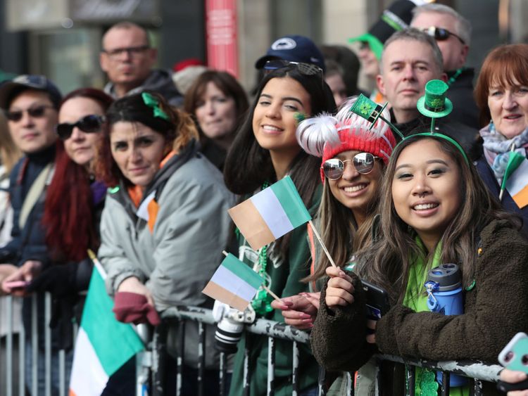  Des foules observent le défilé de la Saint-Patrick à New York PRESS ASSOCIATION Date de la photo: samedi 17 mars 2018 Voir l'histoire de l'AP IRISH Taoiseach Crédit photo devrait se lire: Niall Carson / PA Wire 