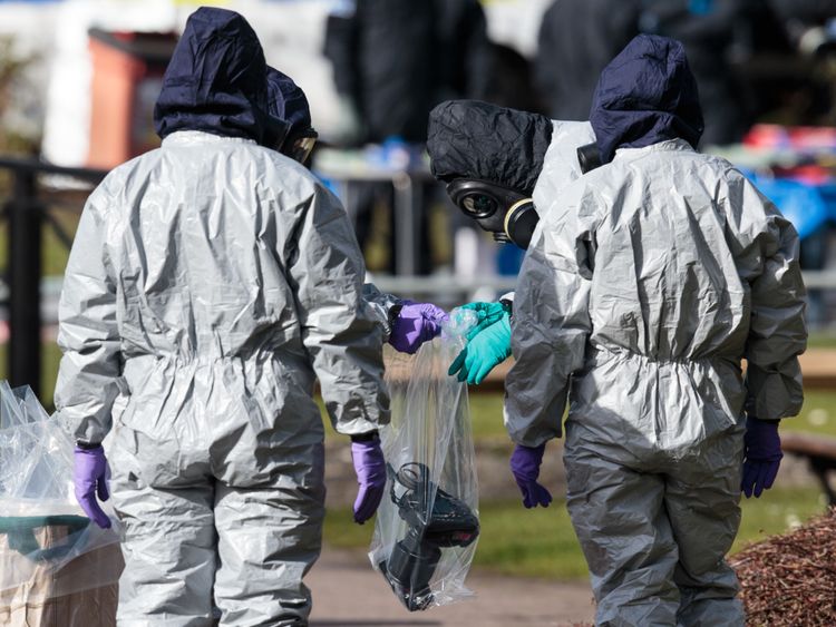  Des équipes médico-légales prélevant des échantillons sur les lieux de l'incident 