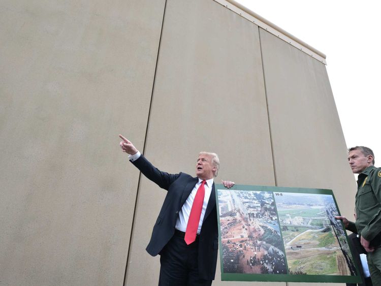 Le président américain Donald Trump parle lors d'une inspection des prototypes de murs frontaliers 