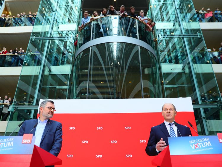 Olaf Scholz (R), chef par intérim du parti social-démocrate (SPD) d'Allemagne, s'exprime après le SPD & # Le trésorier d'Dietmar Nietan a annoncé le résultat 