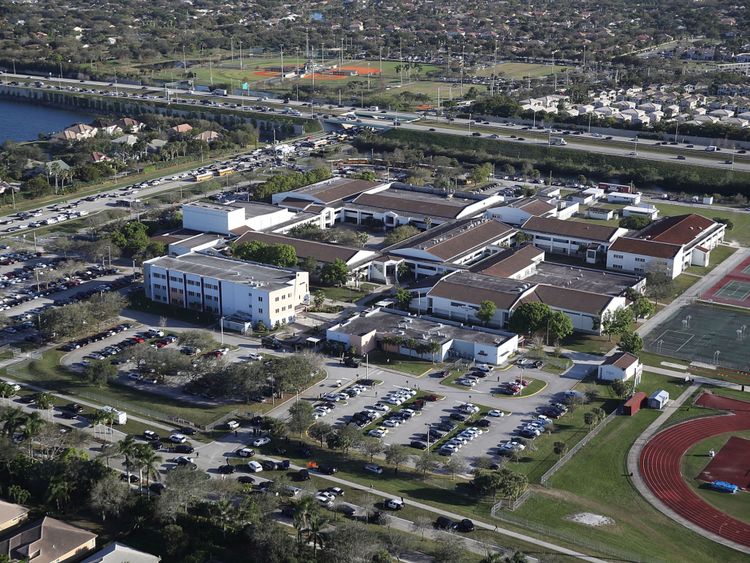  Marjory Stoneman Le lycée Douglas Stoneman Douglas a suscité un débat sur la façon d'empêcher les fusillades à l'école </span><br />
      </figcaption>
</figure>
</div>
<p> Le surintendant Helsel a déclaré que l'idée d'équiper les salles de classe venait de sa lecture du programme de défense des tireurs actifs. connu sous le nom ALICE – Alert, Lockdown, Informer, Contre, Évacuer. </p>
<p> Il a dit que son conseil scolaire avait approuvé les seaux de roche avant qu'ils ne soient mis dans les salles de classe à Les parents d'Orwigsburg, à environ 92 miles au nord-ouest de Philadelphie, ont été pour la plupart favorables, dit-il. </p>
<p> Robert Conroy, directeur de l'organisation avec le groupe de contrôle des armes CeaseFirePA, a déclaré: "Nous devrions parler de "Il est si incroyablement tragique que notre société soit arrivée à un point où les écoles doivent s'armer de seaux de pierres pour les défendre contre les tireurs actifs." </p>
</p></div>
</pre>
		</div>

				<footer class=