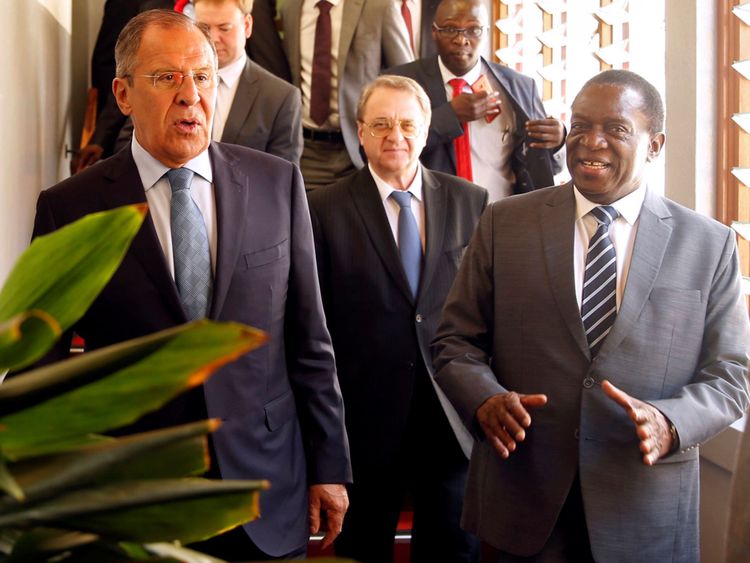 Sergey Lavrov (l) avec Zimbabwe & Le président Emmerson Mnangagwa 