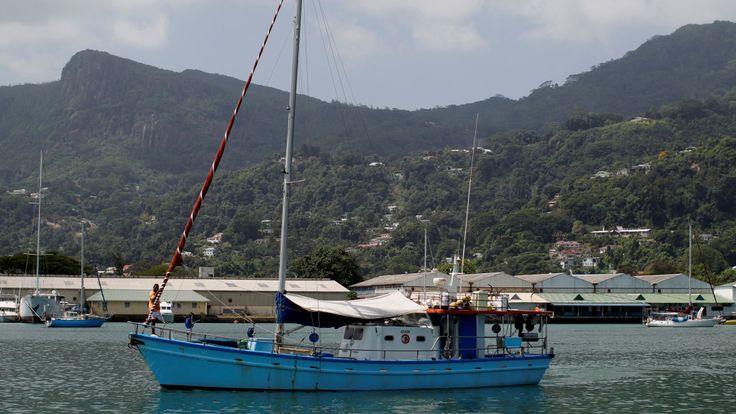 Un bateau de pêcheur est vu au port des Seychelles 