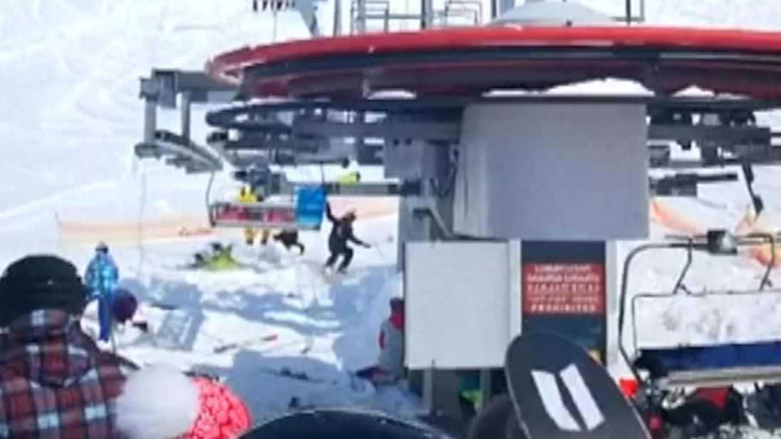  huit personnes ont été blessées quand
un téléski défectueux a jeté des gens de leurs sièges dans le
La station de ski géorgienne de Gaudari vendredi
