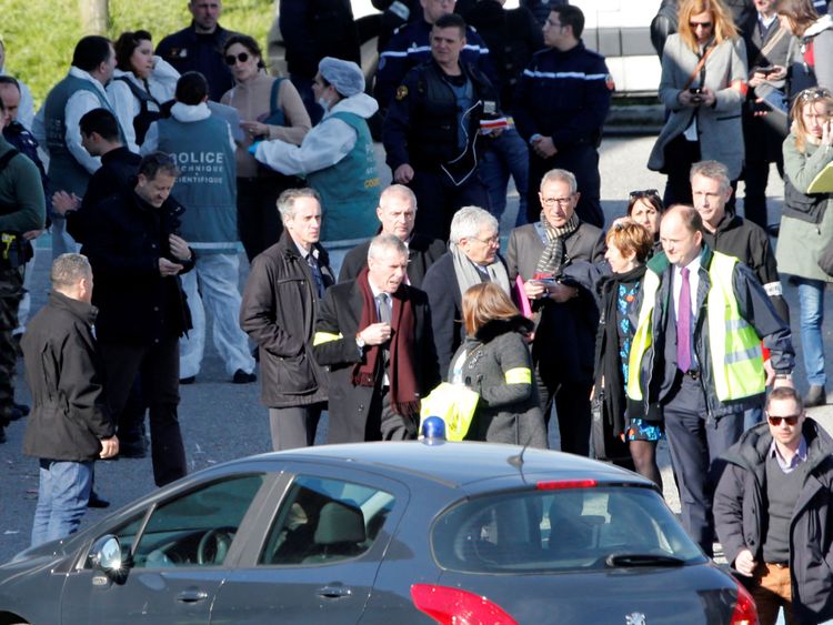 Le procureur de Paris François Molins, les policiers et les enquêteurs du Super U 