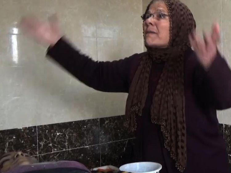  Une femme pleure dans un hôpital à Afrin 