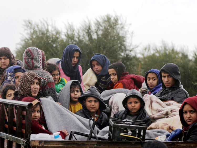  Les gens sont assis dans un camion avec leurs affaires au nord-est d'Afrin, Syrie 