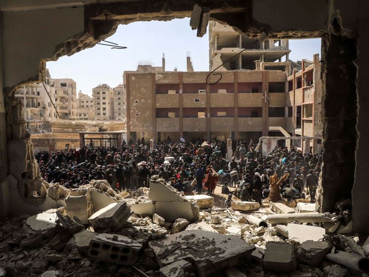  Des civils syriens se rassemblent pour leur évacuation de la ville d'Arbin dans la Ghouta orientale dimanche </span><br />
        <span class=