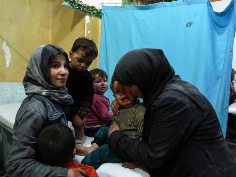  Une femme syrienne embrasse un garçon qui pleure dans une clinique de fortune 
