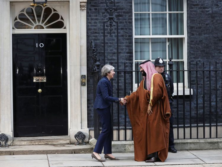  Theresa May salue le prince héritier d'Arabie Saoudite Mohammad bin Salman à l'extérieur du 10 Downing Street 
