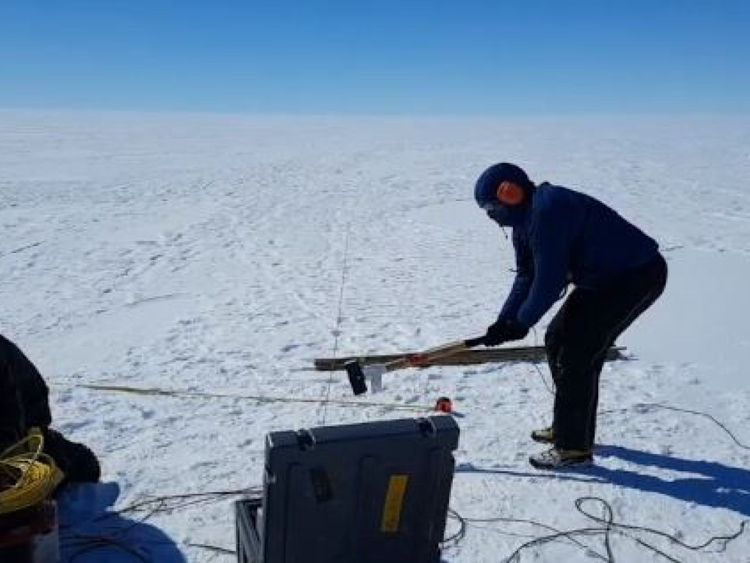  Les scientifiques ont utilisé des ondes sismiques pour savoir où le glacier est au-dessus de la mer. Pic: Australian Antarctic Division 