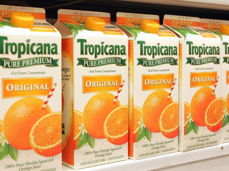   1 DÉCEMBRE: Carto ns de jus d'orange Tropicana se trouvent dans une vitrine d'épicerie le 1er décembre 2004 à Niles, Illinois. 