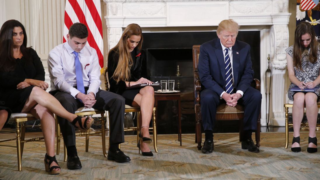  Donald Trump a tenu une session d'écoute & # 39; Trump approuve les armes à feu pour les enseignants </span><br />
                </figcaption></figure>
</div>
</div>
<p> Les législateurs ont voté de ne pas armer les enseignants, à moins qu'ils ne fassent partie du programme du Corps de formation des officiers de la réserve des jeunes, des militaires ou des anciens combattants. Cependant, d'autres membres du personnel scolaire pourraient participer </p>
<div class=