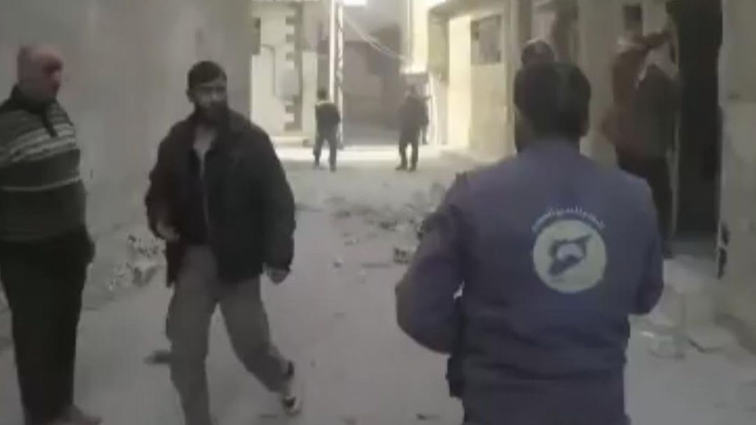  Les sauveteurs de Syrie ont tiré une petite fille des ruines de l'immeuble à Douma, Ghouta Est, le 4 mars 